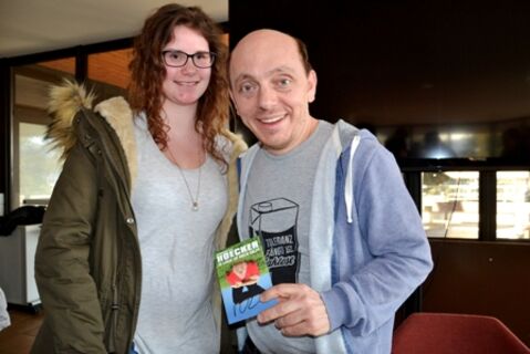 Star-Comedian Bernhard Hoecker ließ sich gerne mit Patientin Elisabeth Dimpfl zur Erinnerung fotografieren. Bild. aj